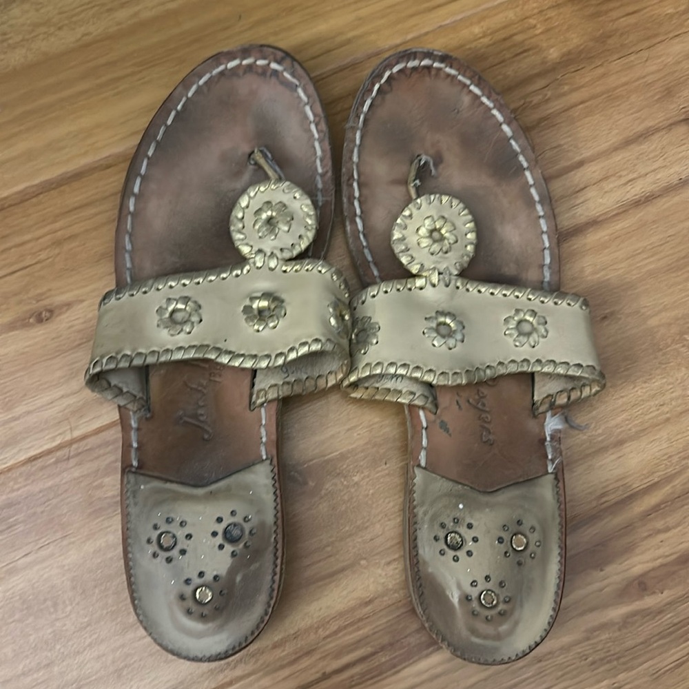Jack Rogers 9
Price is reflective of condition. Still life left. No tears noted.